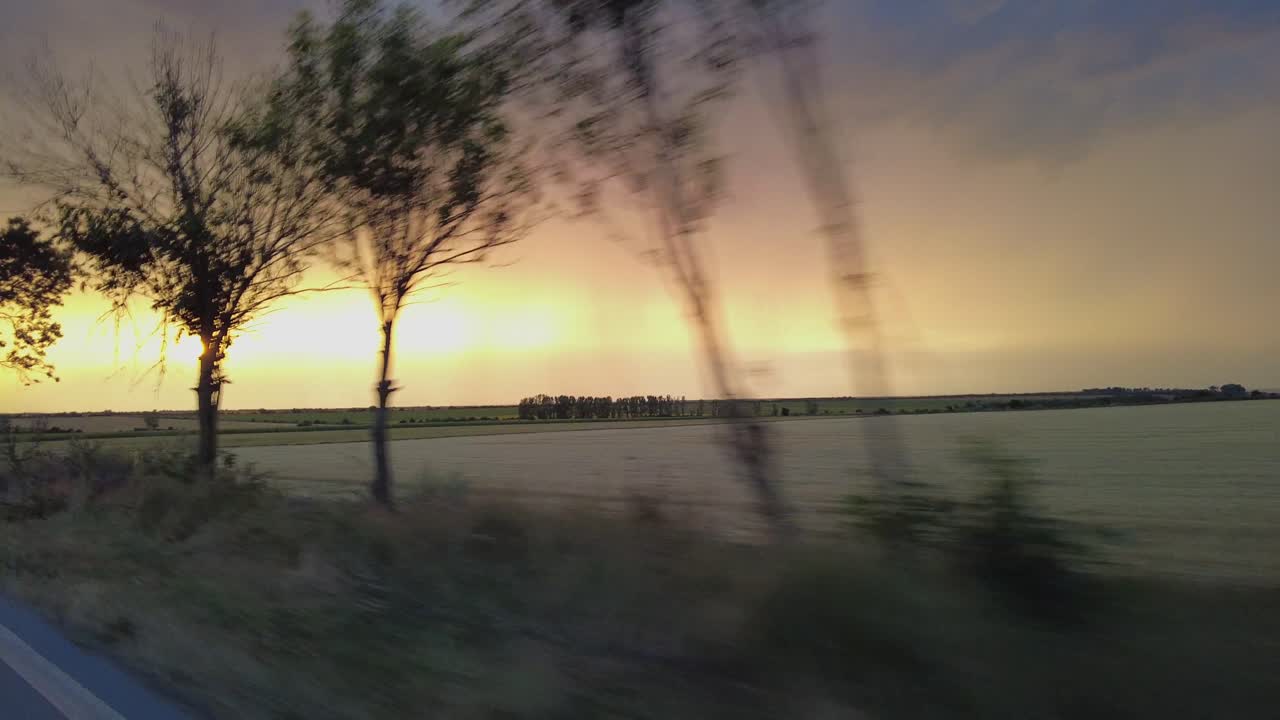 주황색, 노란색, 분홍색이 있는 극적인 흐린 일몰 하늘, pov 운전