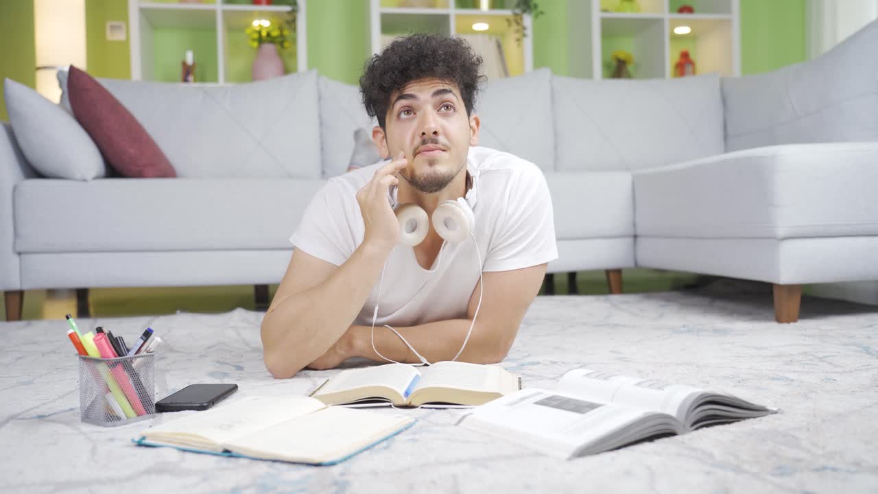 joven con ojos secos y sensibilidad ocular.