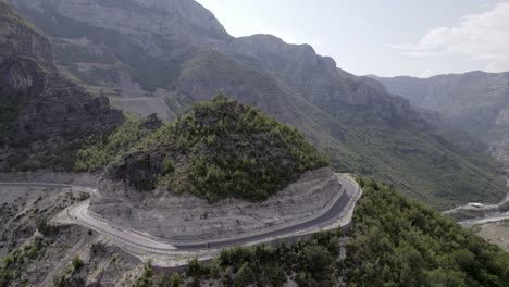 Drohnenvideo-Eines-Leeren-Beschreibungsflugzeugs-über-Dem-Bergpass-&quot;Rrapsh-Serpentine&quot;-Auf-Der-Straße-Sh20-In-Grabom,-Albanien,-Sie-Können-Ein-Vorbeifahrendes-Motorrad-Sehen