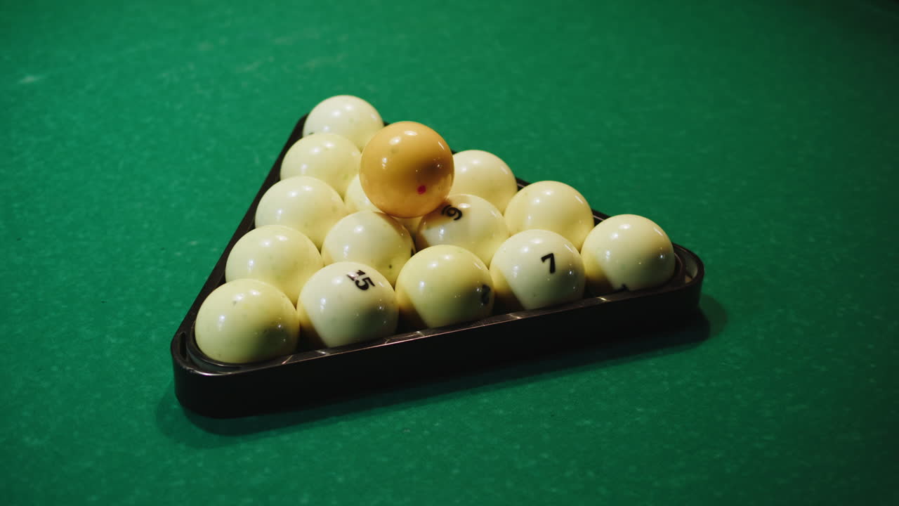 Boules de billard en triangle sur une table verte