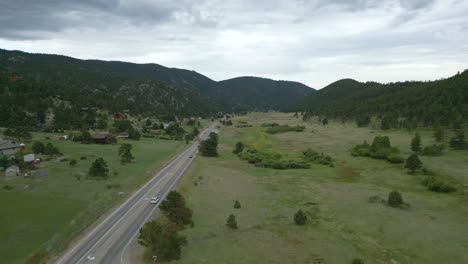 Tráfico-En-La-Autopista-A-Través-De-Estes-Park-Town-En-El-Norte-De-Colorado,-Estados-Unidos