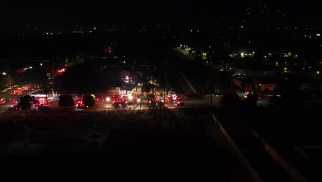 vista aérea de una gran escena de emergencia con luces rojas intermitentes