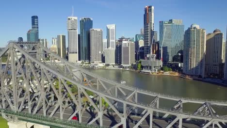 Die-Story-Bridge-Und-Das-Brisbane-Riverside-Precinct-–-Eine-Schöne,-Sanfte-Drohnenaufnahme-Aus-Der-Luft,-Die-Sich-Entlang-Der-Brücke-Bewegt