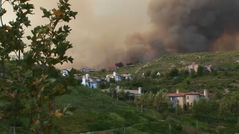 Totale-Feuerwütung-Und-Rauchwolken-In-Einer-Südkalifornischen-Gemeinde