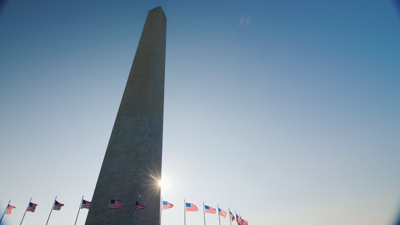 Il sole che splende dietro al Washington Monument