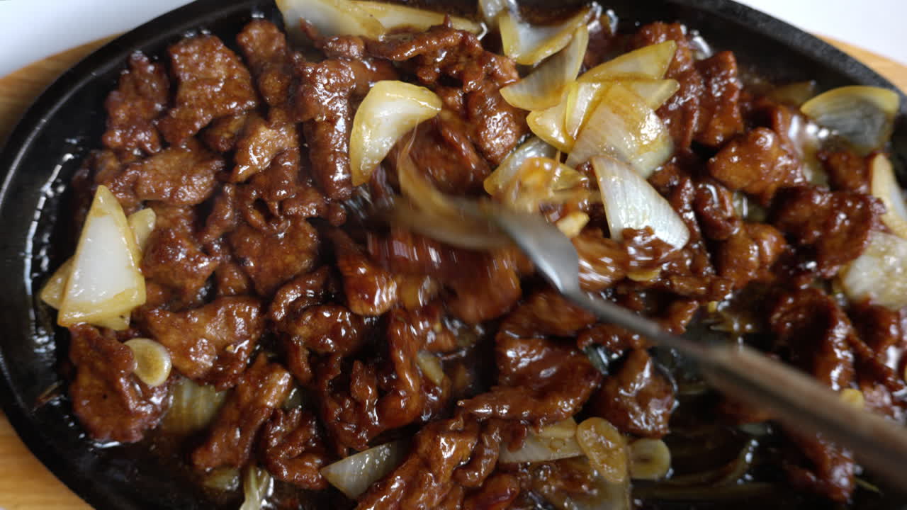 Fatias de carne bovina com cebola e molho em um restaurante japonês