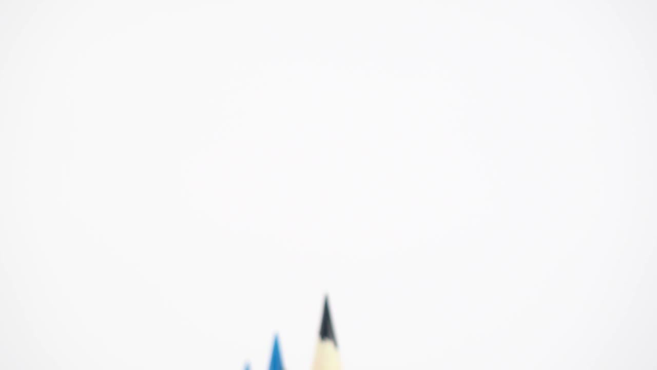 다채로운 나무 펜이 원으로 회전합니다.