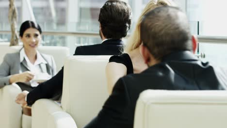 conferencia de negocios con ejecutivos de empresas multiétnicas