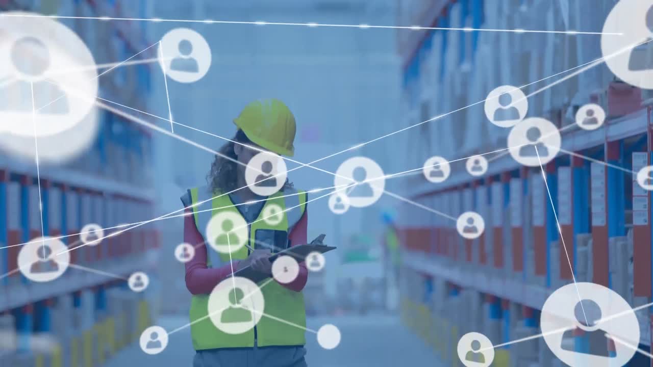 animación de la red de conexiones con iconos sobre la mujer escribiendo en el clipboard en el almacén