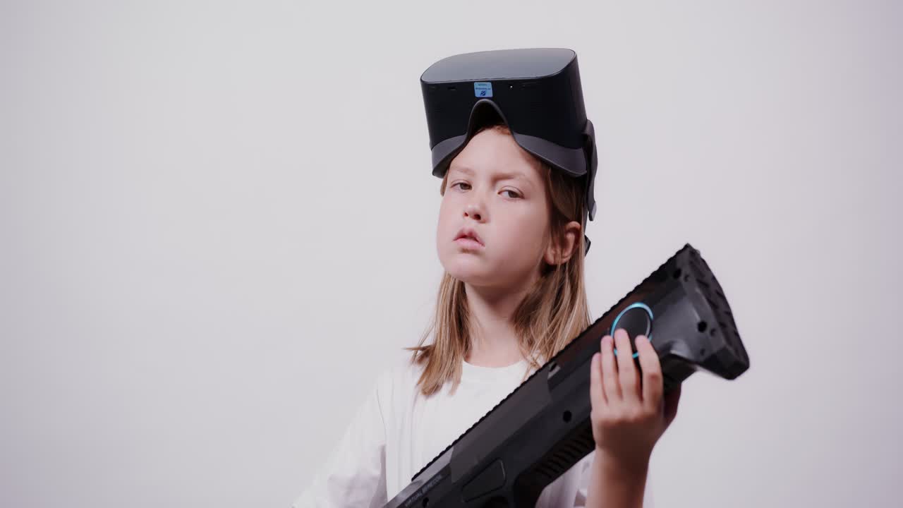 vr 헤드을 착용하고 vr 총 컨트롤러를 들고 있는 어린이