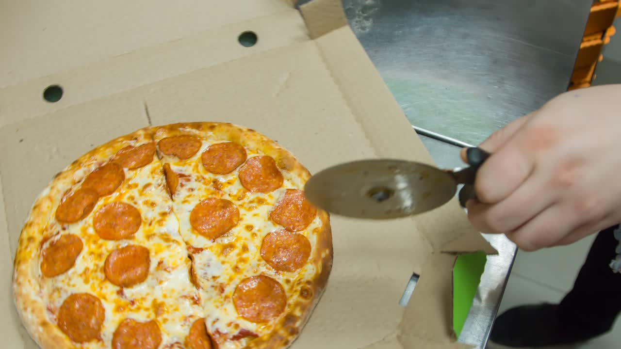 소녀는 요리 된 피자를 잘라