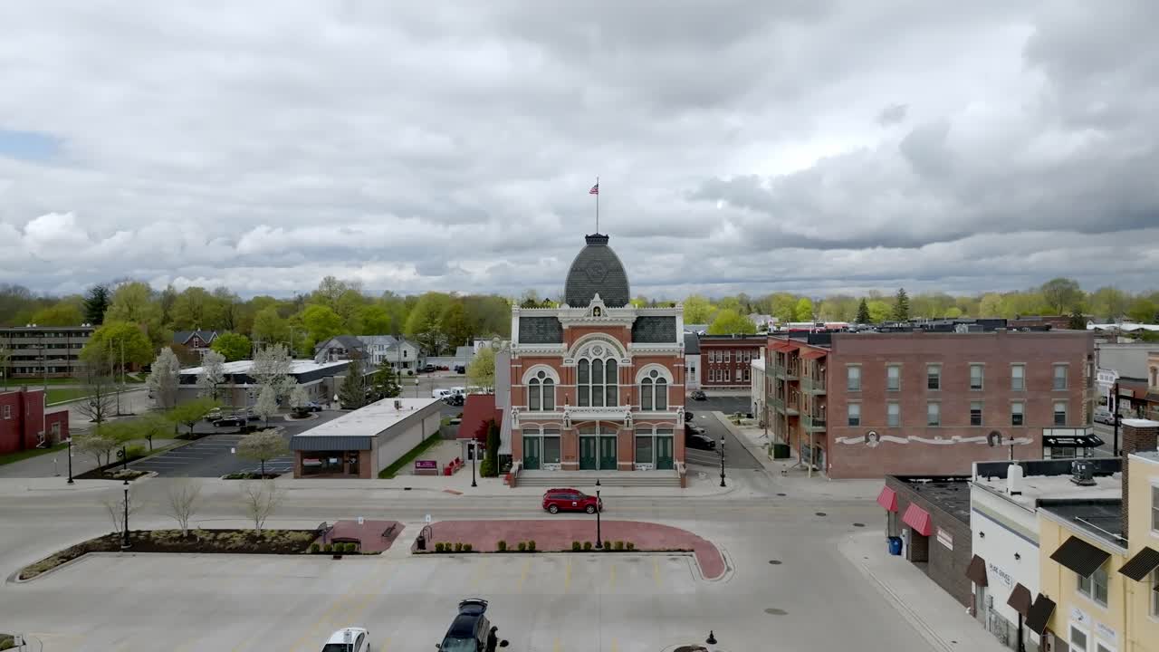 tibbits histórica casa de la ópera en coldwater, michigan con el video del avión no tripulado tirando hacia atrás