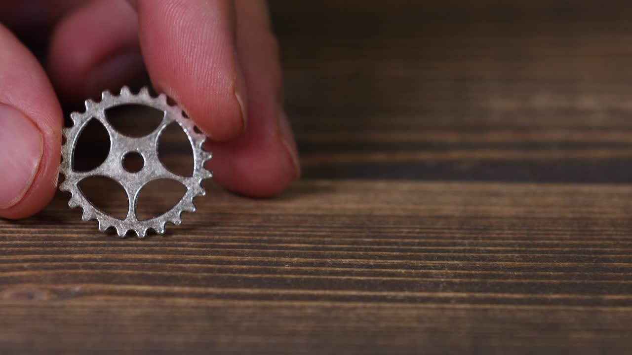 나무 테이블에 있는 기어