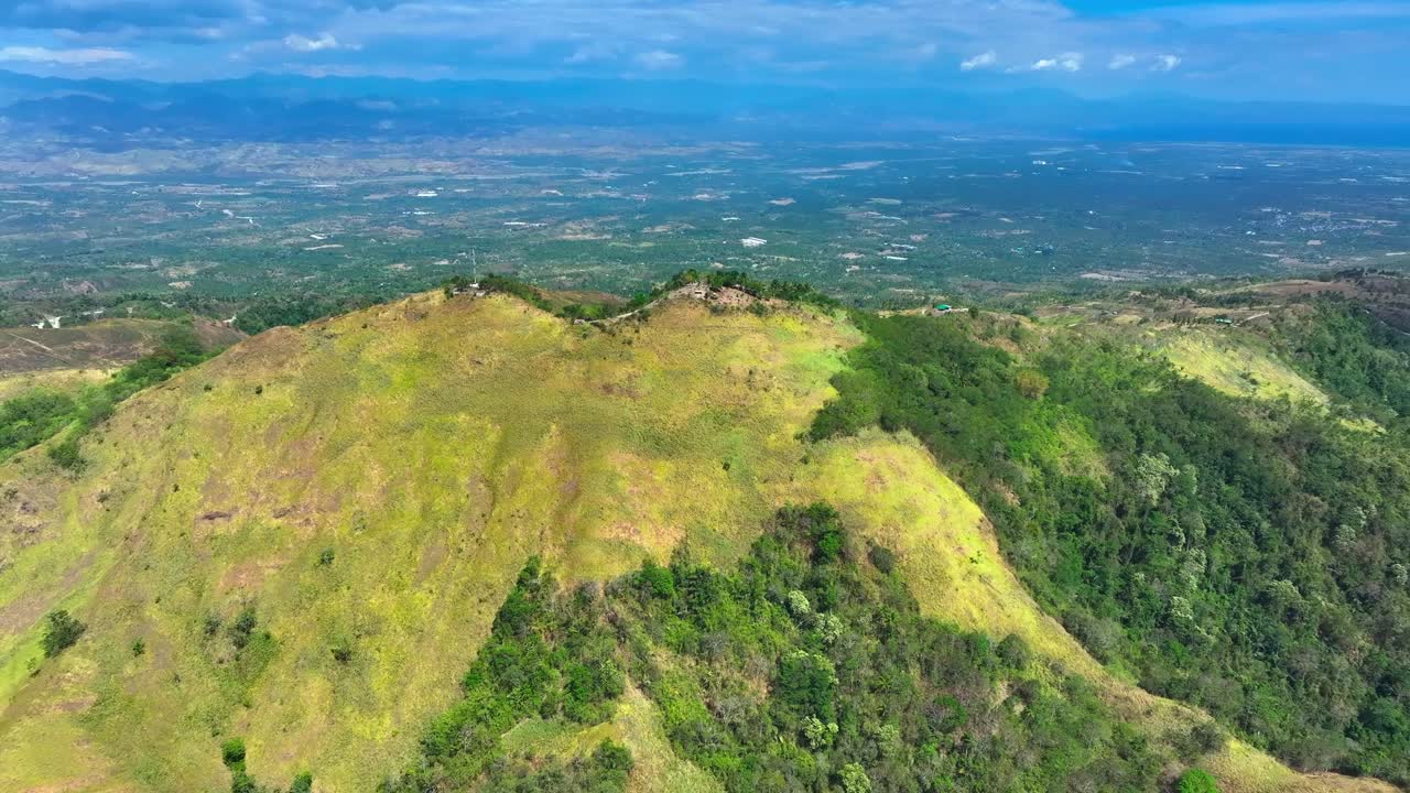 여름에 필리핀 민다나오 섬의 정상에 있는 길과 함께 푸른 산