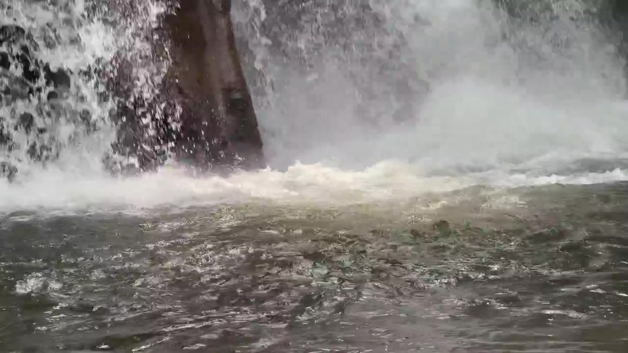 Primo piano dell'acqua che scende a cascata da una piccola cascata.