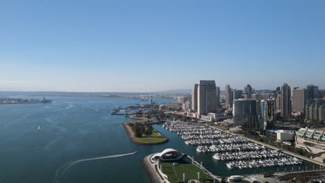 Embarcadero-Marina-Park-A-Lo-Largo-De-La-Bahía-De-San-Diego-Con-La-Concha-Radiosa-En-El-Parque-Jacobs-En-California,-EE.UU.