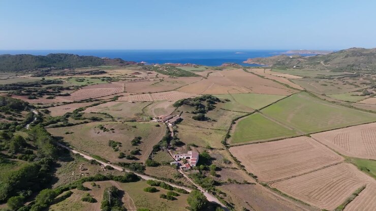 Paesaggio rurale dell'isola di Minorca vicino al mare Mediterraneo, vista aerea con drone, Spagna
