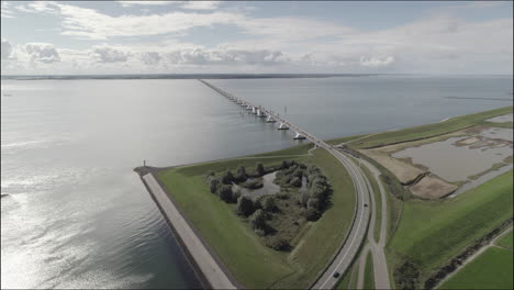 Große-Drohnenaufnahme-Der-Zealand-Brücke-In-Den-Niederlanden-An-Einem-Bewölkten,-Aber-Hellen-Tag,-An-Dem-Autos-Darüber-Fahren