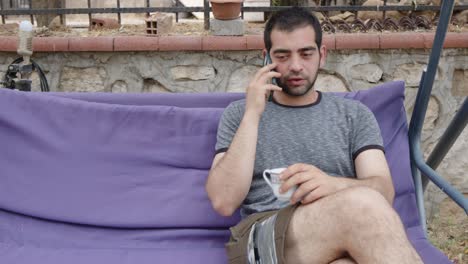 joven hablando con el teléfono móvil en la naturaleza concepto al aire libre