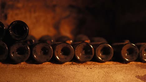 botellas de vino en un sótano débilmente iluminado
