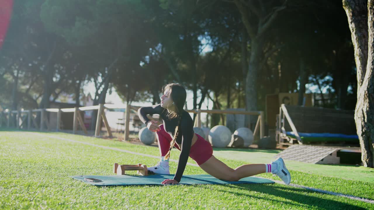 mujer haciendo ejercicios de estiramiento al aire libre