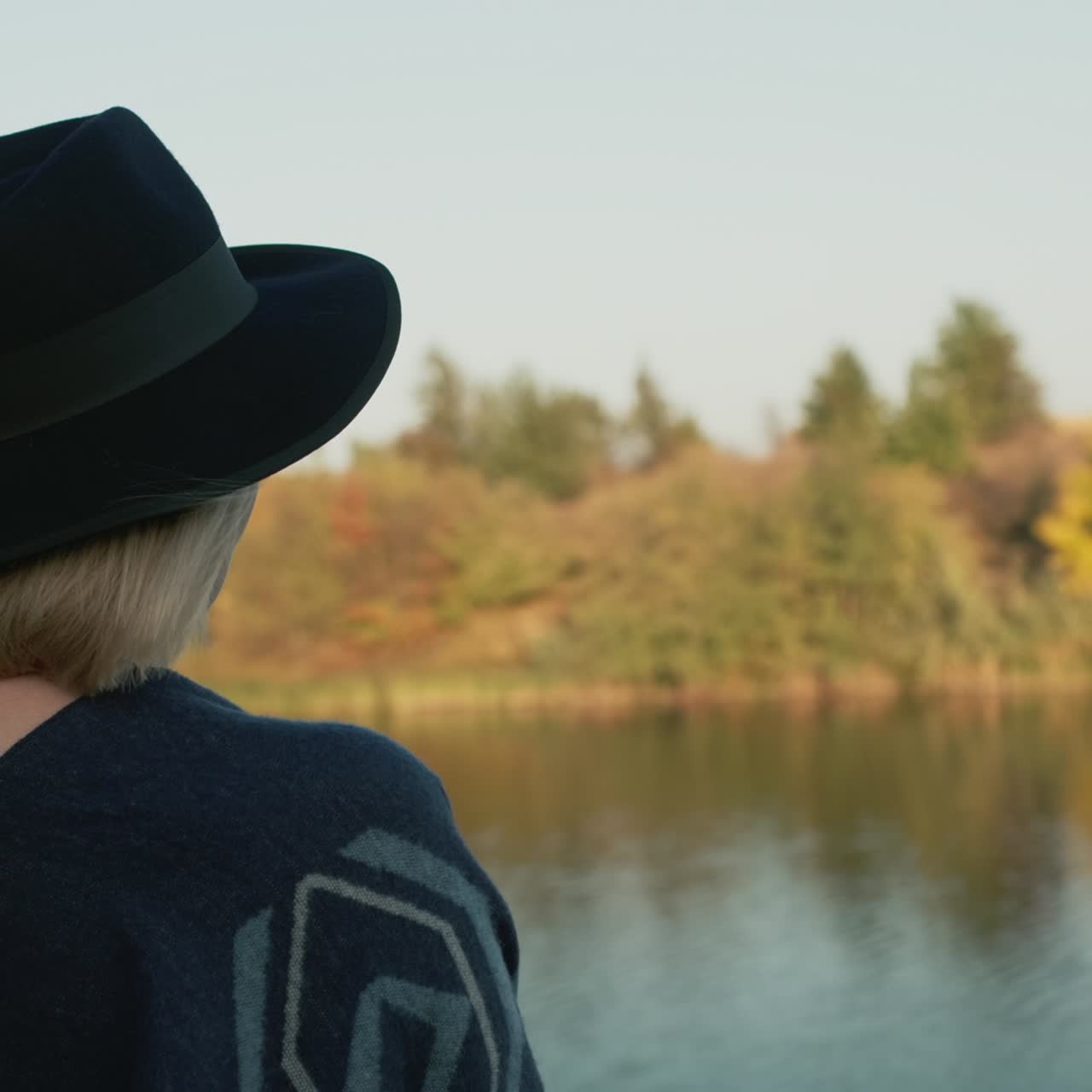 그림 같은 호수 1이 내려다 보이는 그녀의 집 벽에 서있는 여자