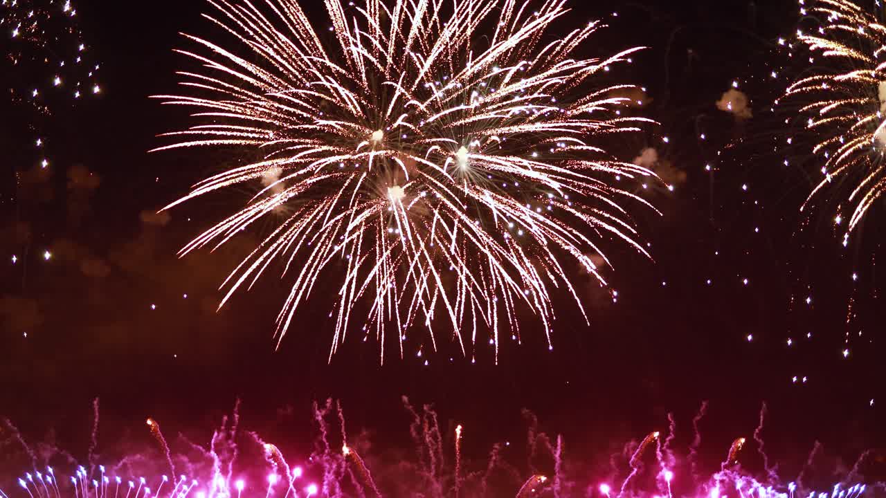 coloridos fuegos artificiales explotando en el cielo nocturno. celebraciones y eventos en colores brillantes.