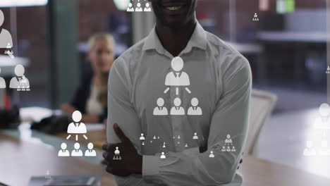 animación de iconos de conexión sobre hombre de negocios afroamericano en la oficina