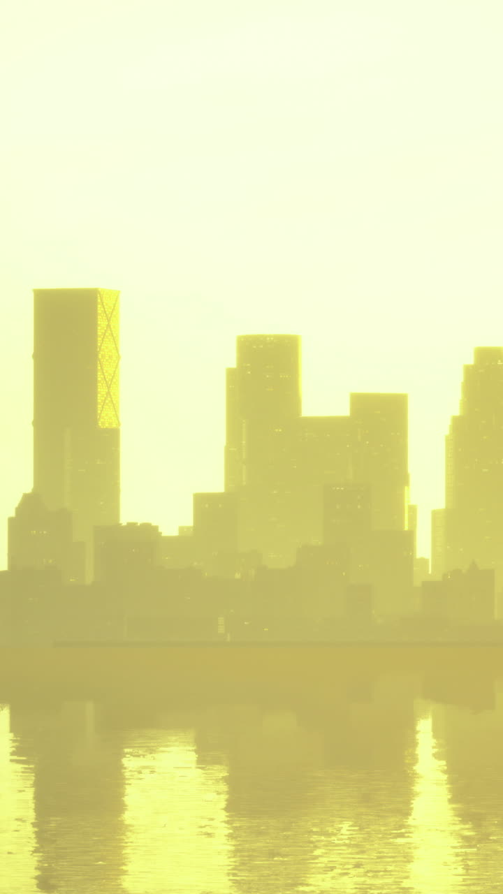 Paisaje urbano con la silueta de la ciudad bañada por un atardecer dorado sobre aguas tranquilas