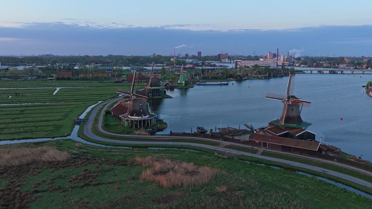 Vista aerea dei mulini a vento di Zaanse Schans al tramonto
