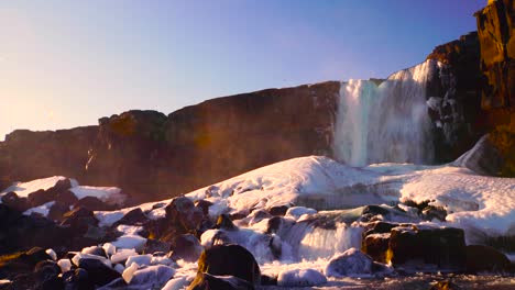 아이슬란드 레이키아비크 근처에 있는 테인스벨리 국립공원 (thingvellir national park) 에 있는 유명한 폭포인 옥사라르포스 (oxarfoss) 는 빙하처럼 얼어붙은 상태입니다.