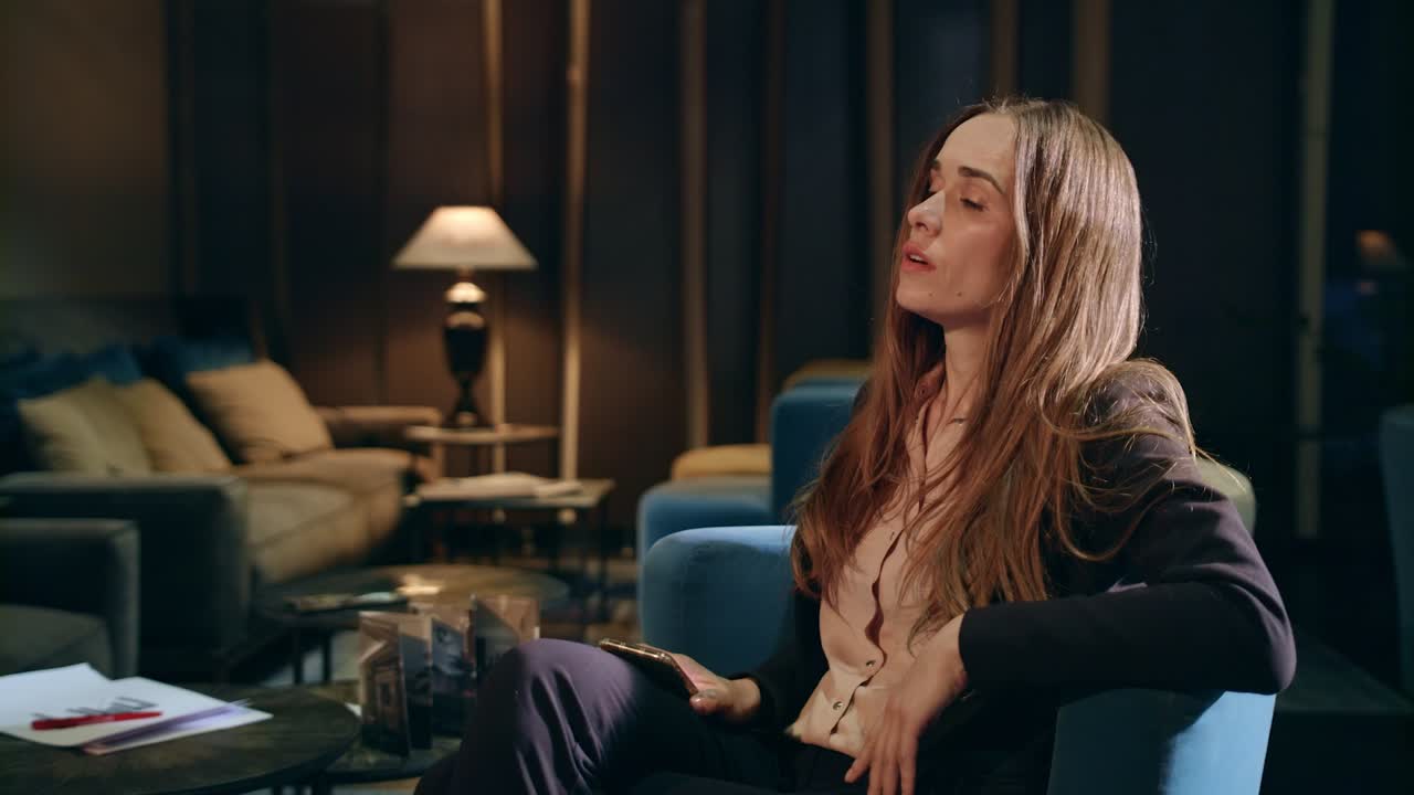 mujer de negocios molesta buscando teléfono móvil en el vestíbulo del hotel. mujer usando teléfono inteligente