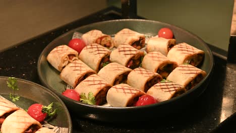Hühnchen--Und-Fleisch-Shawarma-Stücke,-Eingewickelt-In-Gegrilltes-Tortillabrot