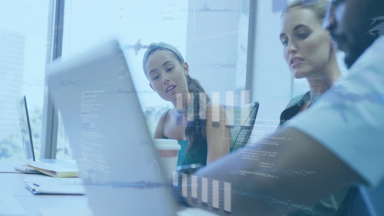 animación del procesamiento de datos financieros sobre diversas personas de negocios en la oficina