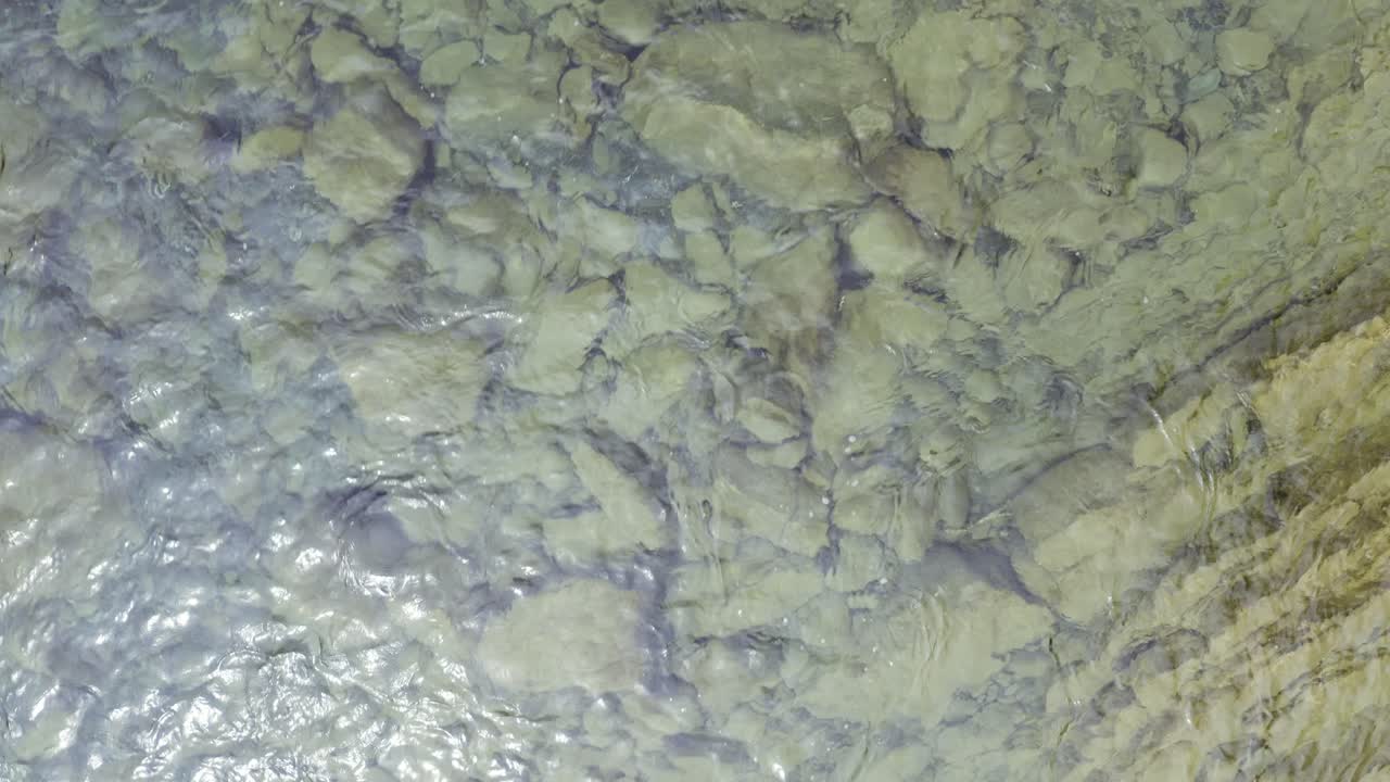 drone sobre hermoso río turquesa claro-2