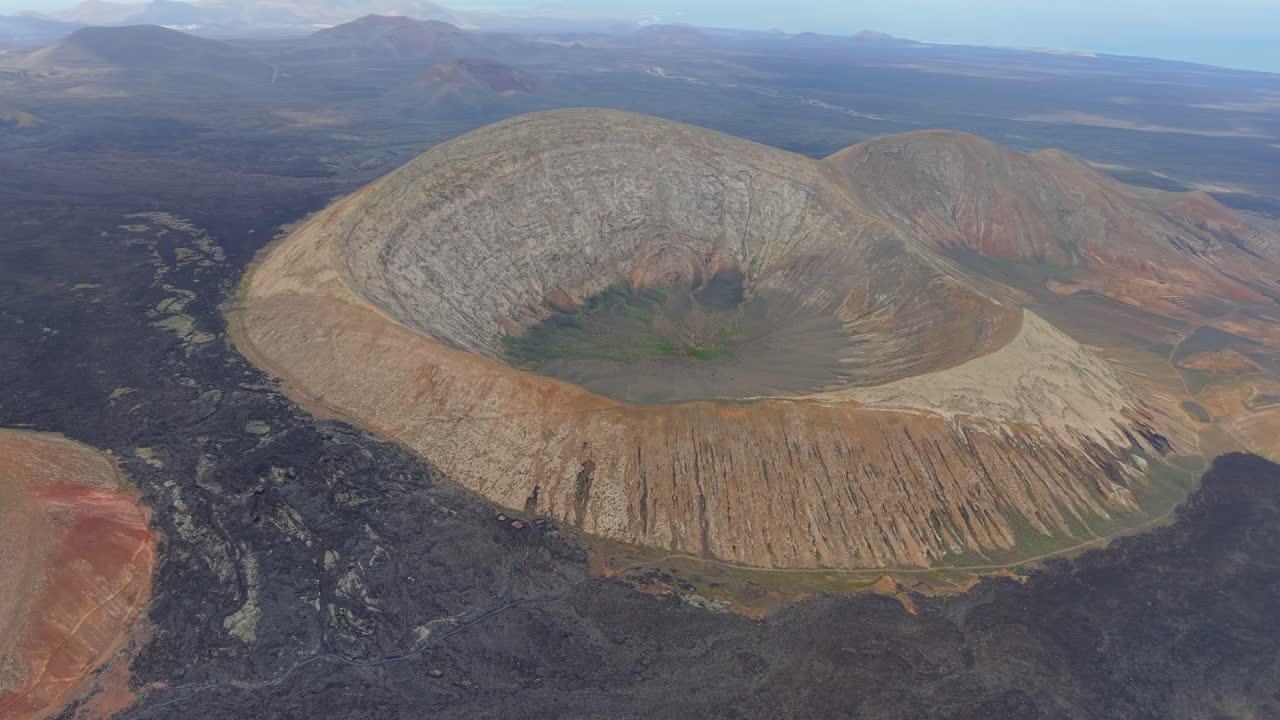 Vista aérea majestosa da impressionante Caldera Blanca, uma enorme cratera vulcânica cercada por antigos campos de lava preta em Lanzarote.