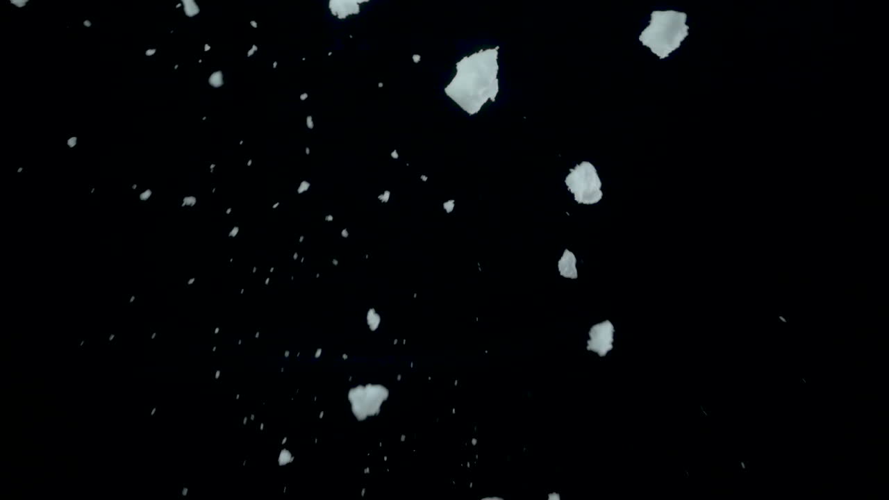 nieve volando en el aire en cámara lenta, fondo negro, 120fps #3
