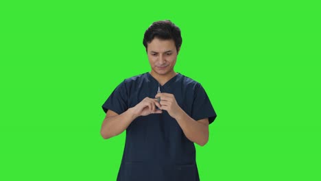 Feliz-Médico-Indio-Presentando-Pantalla-Verde-De-Inyección