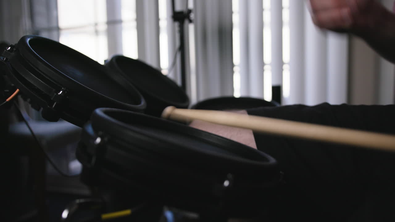 manos de bateristas practicando en una batería electrónica