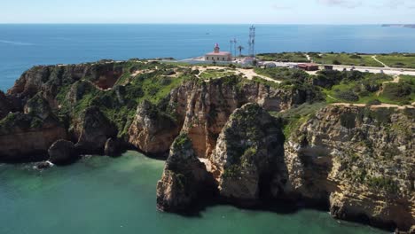 Hermosa-Bahía-Cerca-De-La-Ciudad-De-Lagos,-Región-Del-Algarve,-Portugal