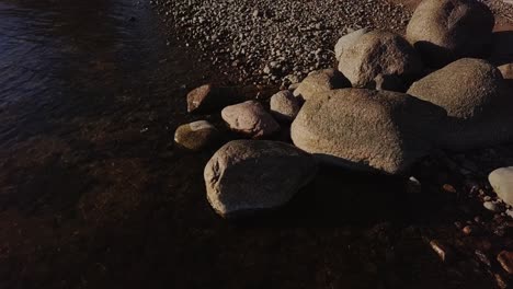 plage rocheuse avec de nombreux rochers et la nature nordique de la mer bleue