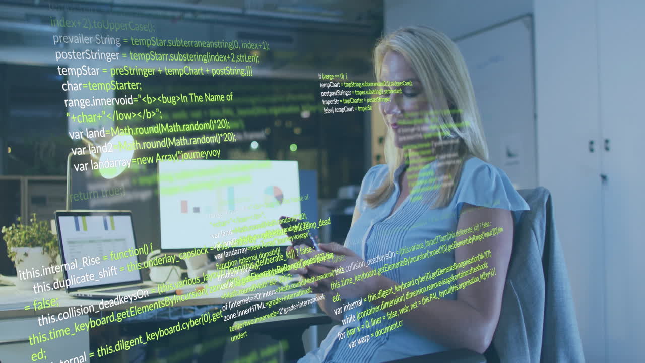 animación del procesamiento de datos sobre una mujer de negocios caucásica que usa un teléfono inteligente