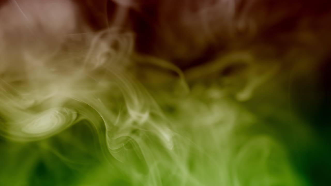 Fumo colorato astratto su uno sfondo nero