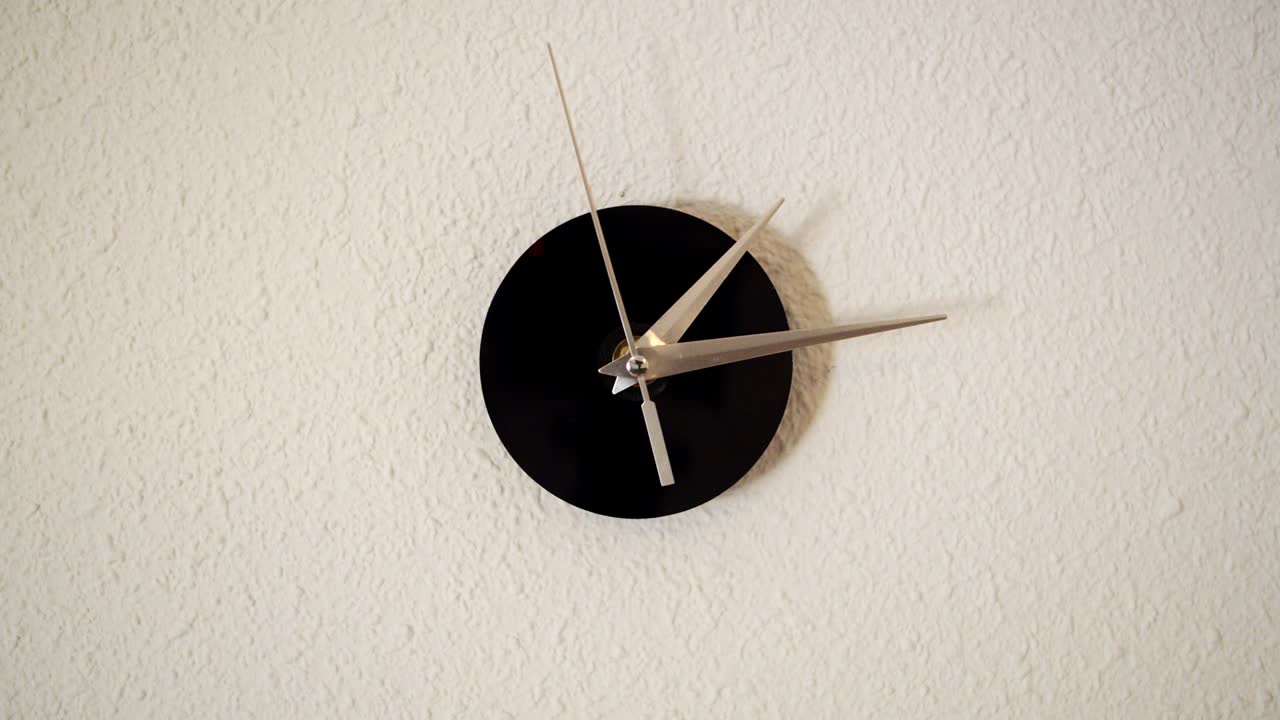 Timelapse of clock on white backgroungd and movement of clock hands