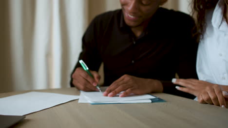 pareja firmando un contrato de bienes raíces