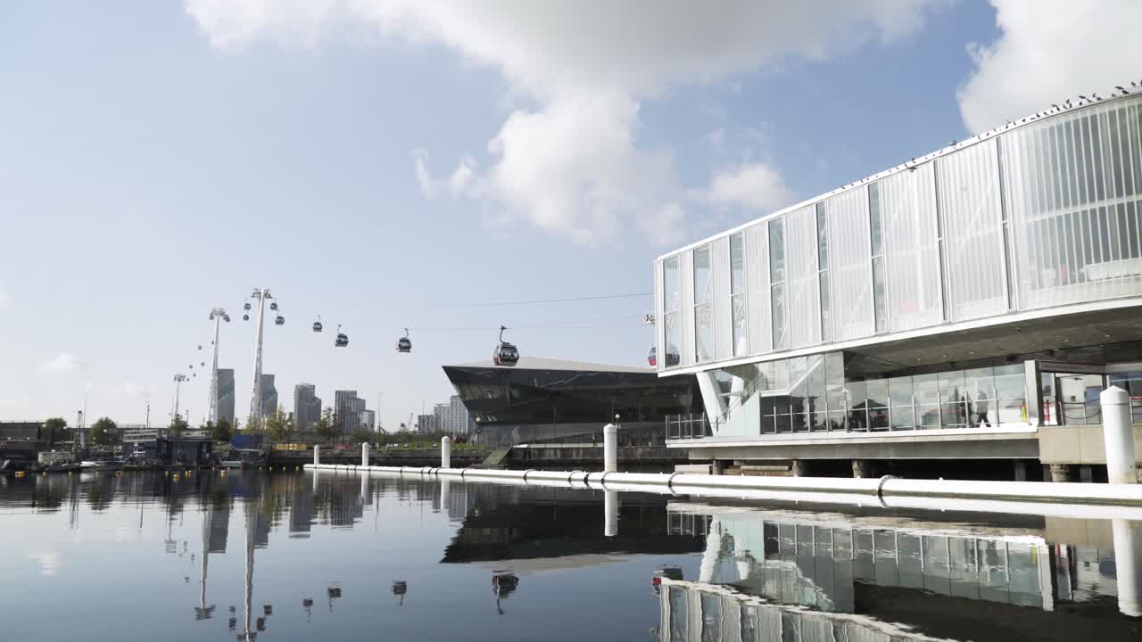 현대적인 건물과 함께 런던 워터프론트 위의 케이블카