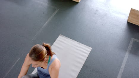 Una-Joven-Caucásica-En-Forma-Hace-Ejercicios-Sobre-Una-Colchoneta-En-El-Gimnasio.