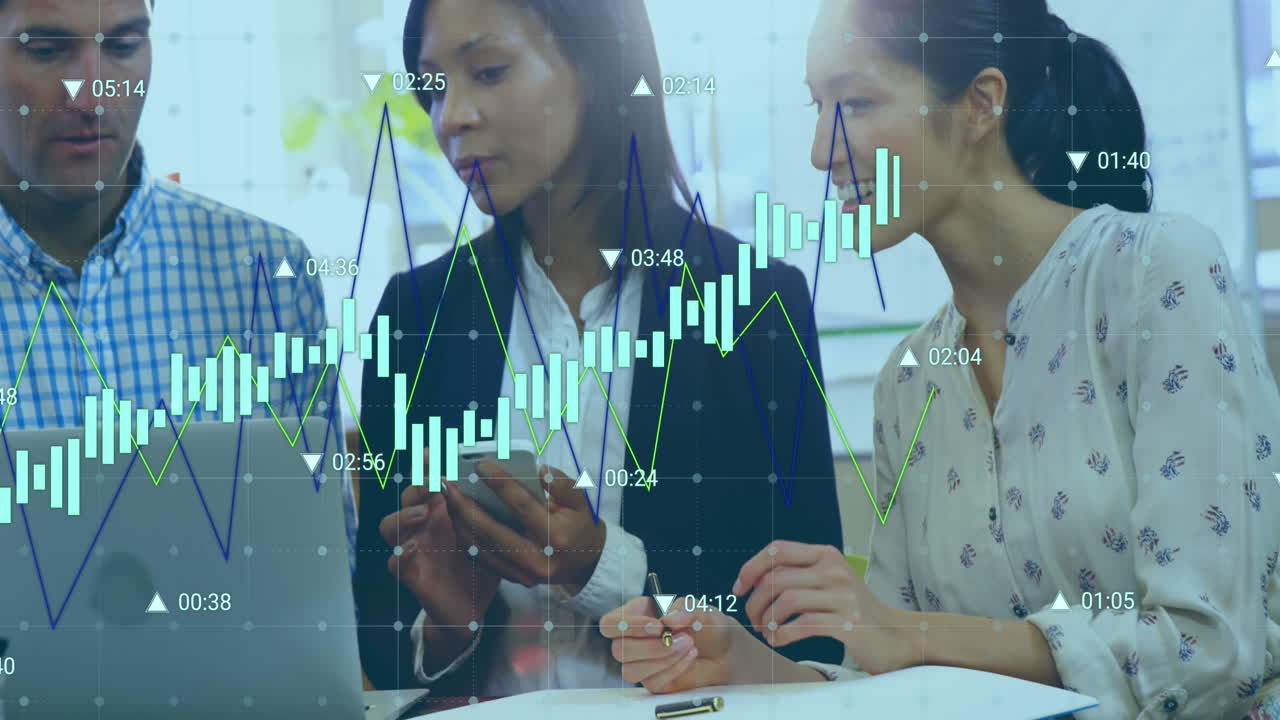 animación del procesamiento de datos financieros sobre diversas personas de negocios en la oficina