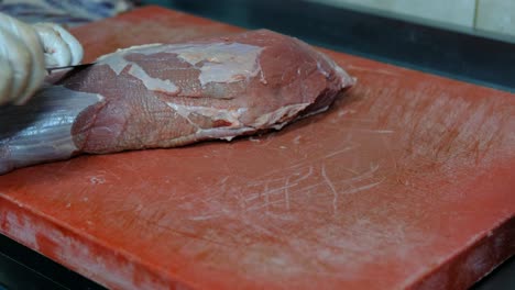 limpieza de la carne cruda