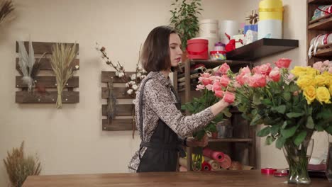 florista arreglando las flores